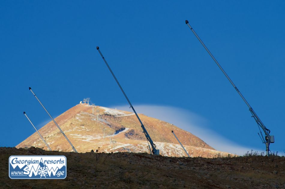 "Снежные пушки" на горнолыжном курорте Гудаури